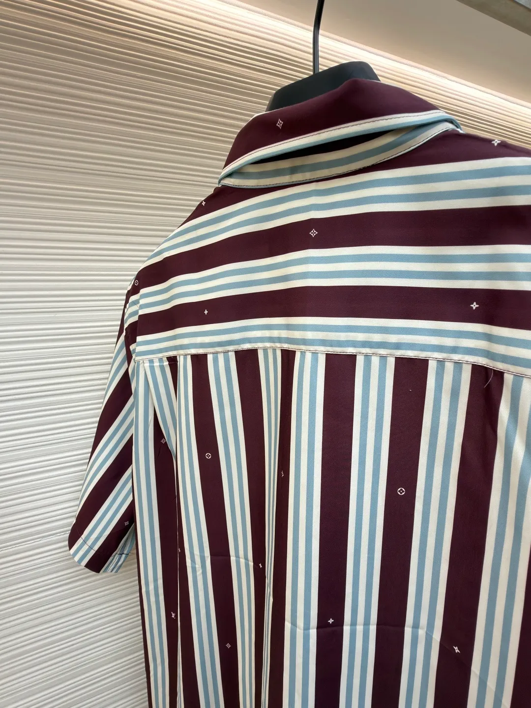 LOUIS VUITTON striped short-sleeved shirt ●Original version: Purchased and developed for 10300 ●Item number: 1682488-A45 ●Fabric: cotton blended fabric ●Technology: made on positioning cutting machine ●Color: brown ●Version: fitted version ●Weight: about 185 grams ●Size: S-M-L-XL ●Description: This style of LOUIS VUITTON striped short-sleeved shirt is made of high-quality woven fabric as the base, and uses direct-injection technology to restore the classic striped pattern. The color reproduction is high, the pattern is delicate and firm, and it is not easy to fade or smudge. The splicing parts of the body are all processed by hand-made overlock sewing technology, and the stitching is smooth and dense, which effectively prevents the edges of the fabric from fuzzing and improves the overall durability. The shirt has a standard lapel shape, with a crisp collar that is not easily deformed. Customized hardware is used for the buttons at the placket, which has a thick texture and good gloss. The length, bust and other sizes increase from S to XL. The measurement error of 1~3CM is within the normal range. It is recommended to hand wash and maintain it to maintain the shape and pattern. It can be easily used in both leisure and light business scenes. The overall wiring is straight and delicate, the fabric is comfortable and soft, and the color is consistent without color difference. It can be matched with the same style to create a fashionable look and control various occasions. Customized accessories, complete with three standards, same style for men and women!